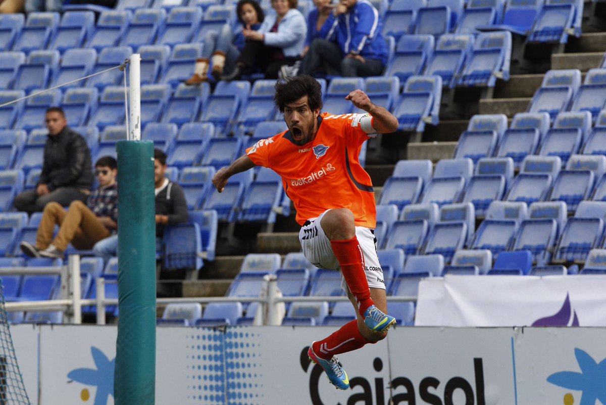 Se hizo un indiscutible en el Alavés 2012-2013, primero como lateral zurdo, y cumplió por fin el sueño. El Alavés ascendió a 2ª División como campeón y Manu tuvo la oportunidad de debutar la siguiente temporada en el fútbol profesional.