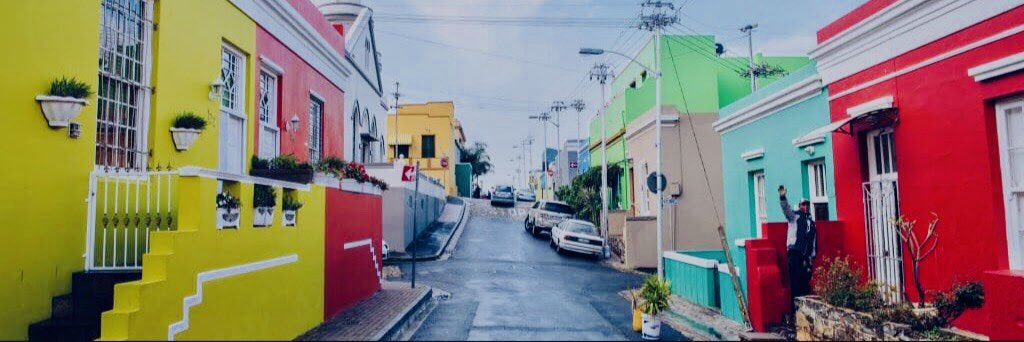 cemsudafrica's tweet photo. Este es el Barrio malayo “Bo Kaap” en Cape Town, Sudáfrica. Un lugar con pintorescas casas de colores, hogar de la mayor población musulmana del país.
.
.
.
#bokaap #bokaapcapetown #lifeinsa #unamsudáfrica #cemsudáfrica https://t.co/lbPNHxrYtC
