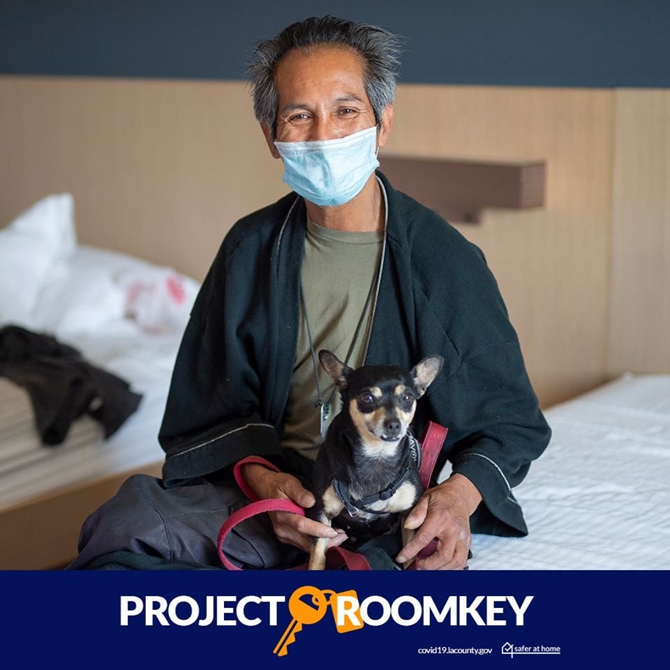 CountyofLA's tweet image. #ProjectRoomkey is saving lives by:
🏠 Providing temporary housing to seniors and medically vulnerable people experiencing homelessness
😷Preventing the spread of COVID-19
🏥Protecting capacity in our hospitals so that anyone who needs urgent care can receive it