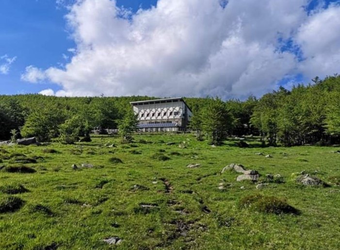 PARCO_AVETO's tweet photo. Anche al #RifugioMonteAiona a #PratoMollo, rifugio di #parcoaveto, tutto pronto per partire il prossimo fine settimana, via @ValliParcoAveto
https://t.co/UhlNRVc34N https://t.co/kD1xv5Lw3e
