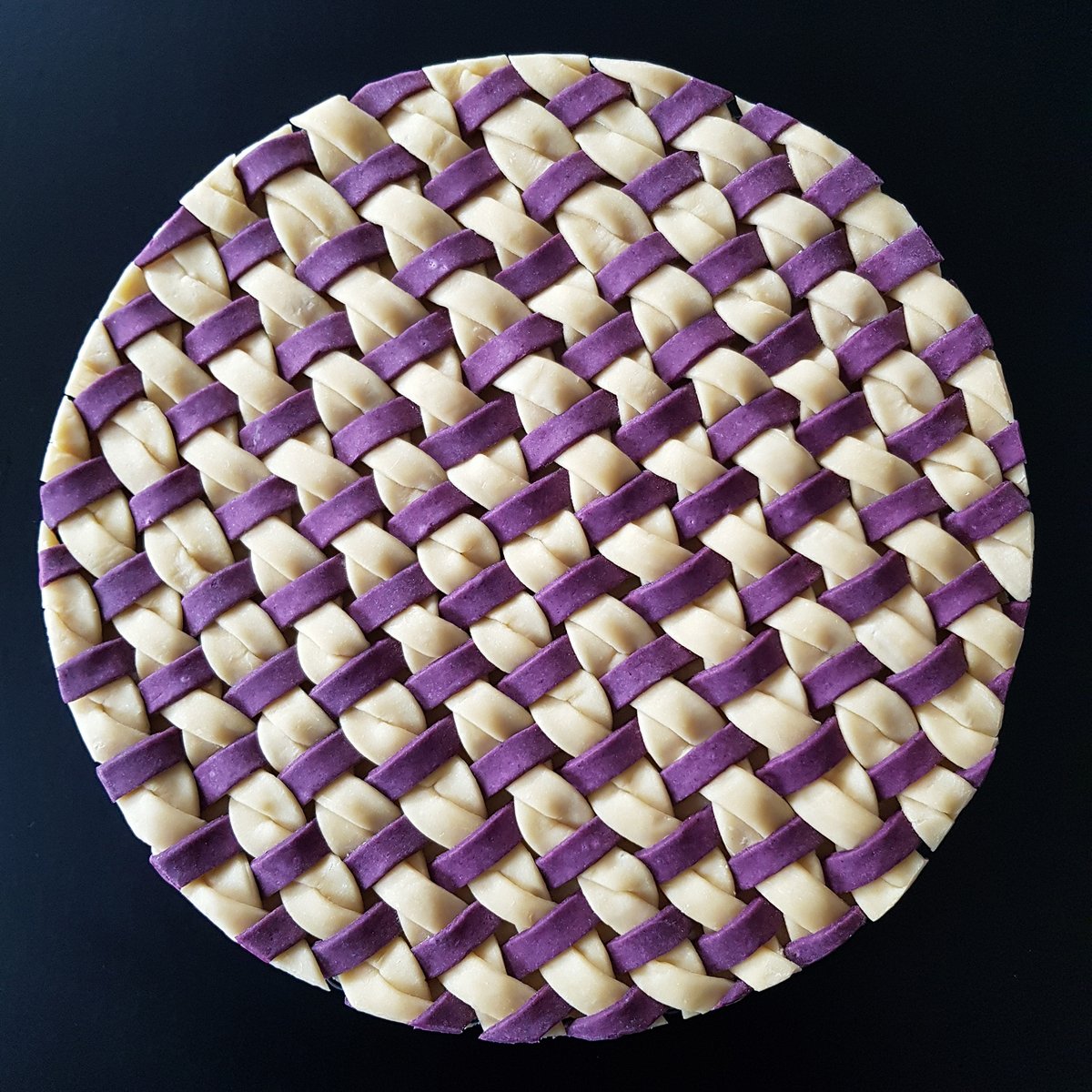 thisiscolossal's tweet photo. Doughy braids and sliced fruits arranged into sumptuous pies by Karin Pfeiff-Boschek https://t.co/vQNRu7uGRZ https://t.co/Rig7nFjlX0