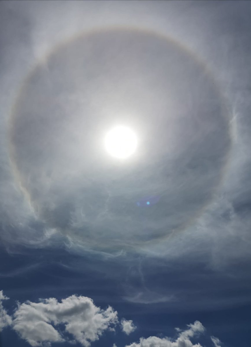 EscottRob's tweet photo. @SimonOKing @bbcweather 22 degree halo? https://t.co/FiVm9VLYt1