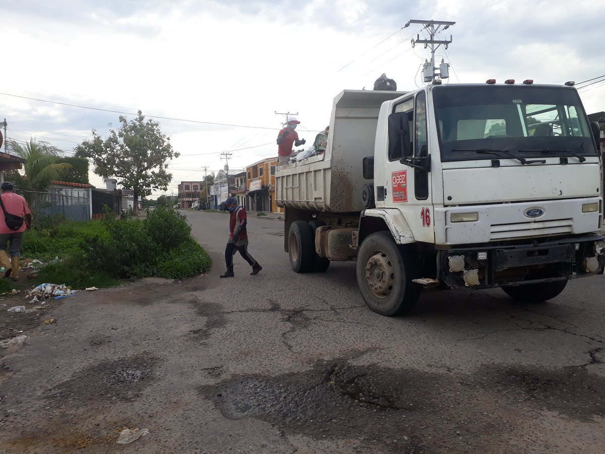 MPaezOficial's tweet photo. #GenteQueLePoneElAlma A diario personal de la dirección de servicios municipales, 100% comprometidos con su municipio realizan la #Importante labor de colectar los desechos en las diferentes calles de la P/Guasdualito, manteniendo asi nuestros espacios limpios #TareaDeTodos ♻️ https://t.co/sPiAOTeD99
