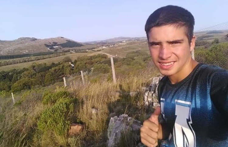 Alex Campos cazaba liebres y perdices con su gomera cuando Pablo Rodolfo Sánchez, el dueño del campo en el que estaba, lo persiguió y lo atropelló con su camioneta. Alex, un pibe de 15 años, asesinado por el odio de lxs indiferentes.