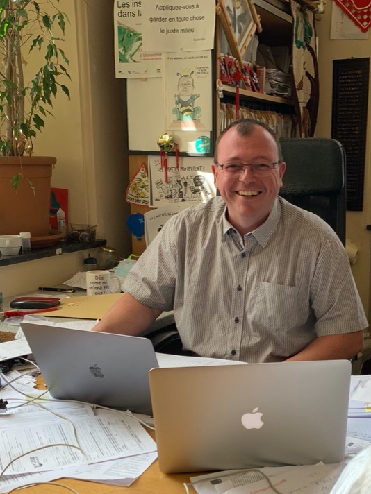 Premiers examens oraux en 1ère bac ce jour avec la team entomologie de GxABT : deux écrans et la logistique informatique pour une interaction humaine synchrone avec le partage des boîtes d'insectes virtuelles. @GemblouxAgrobiotech pro-actif. Bon travail et bonne session à tous.