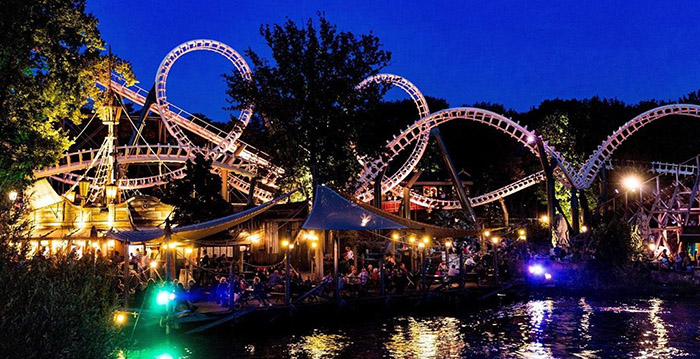looopings's tweet photo. Efteling stelt verblijfsgasten teleur: deze zomer bijbetalen voor avondtoegang https://t.co/fC2lpfwkid https://t.co/Wgqpq5Q5SE