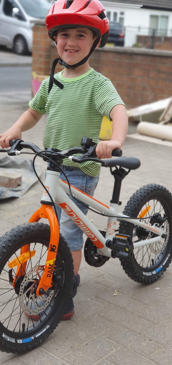 New <a href="/commencal/">COMMENCAL</a> bike day for my 5 year old. Had a bit of bike envy which was made worse when his new five tens arrived the same day!