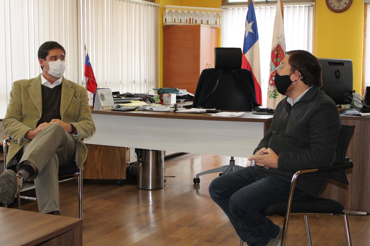 FreirinaIM's tweet photo. Una visita protocolar realizó el nuevo Seremi de Vivienda y Urbanismo Pedro Rios Weldt a la comuna de #Freirina.  En la reunión, el Alcalde @cesar_freirina comentó del trabajo que se viene desarrollando en materia de construcción de viviendas, a través de su Oficina Patrocinante. https://t.co/Mgqj6YGawC