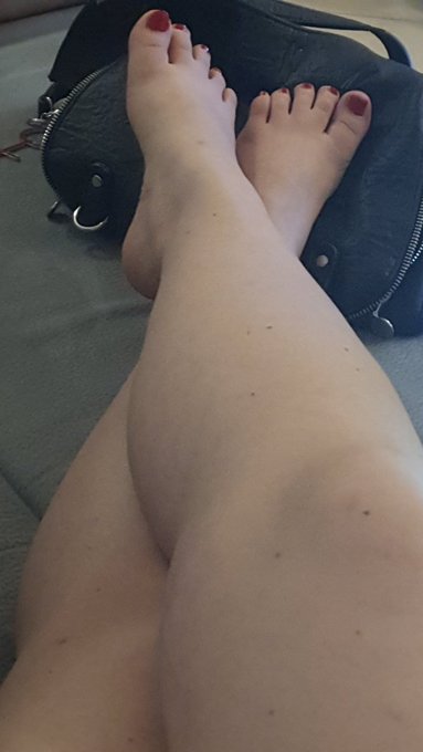 Ki mi viene ad adorare i piedini e vizziarmi un po #slave #adorazione   🤑 https://t.co/RQ3ReBkHnT<a href="/tag/slave"class="tags"><span>#slave</span></a><a href="/tag/adorazione"class="tags"><span>#adorazione</span></a>