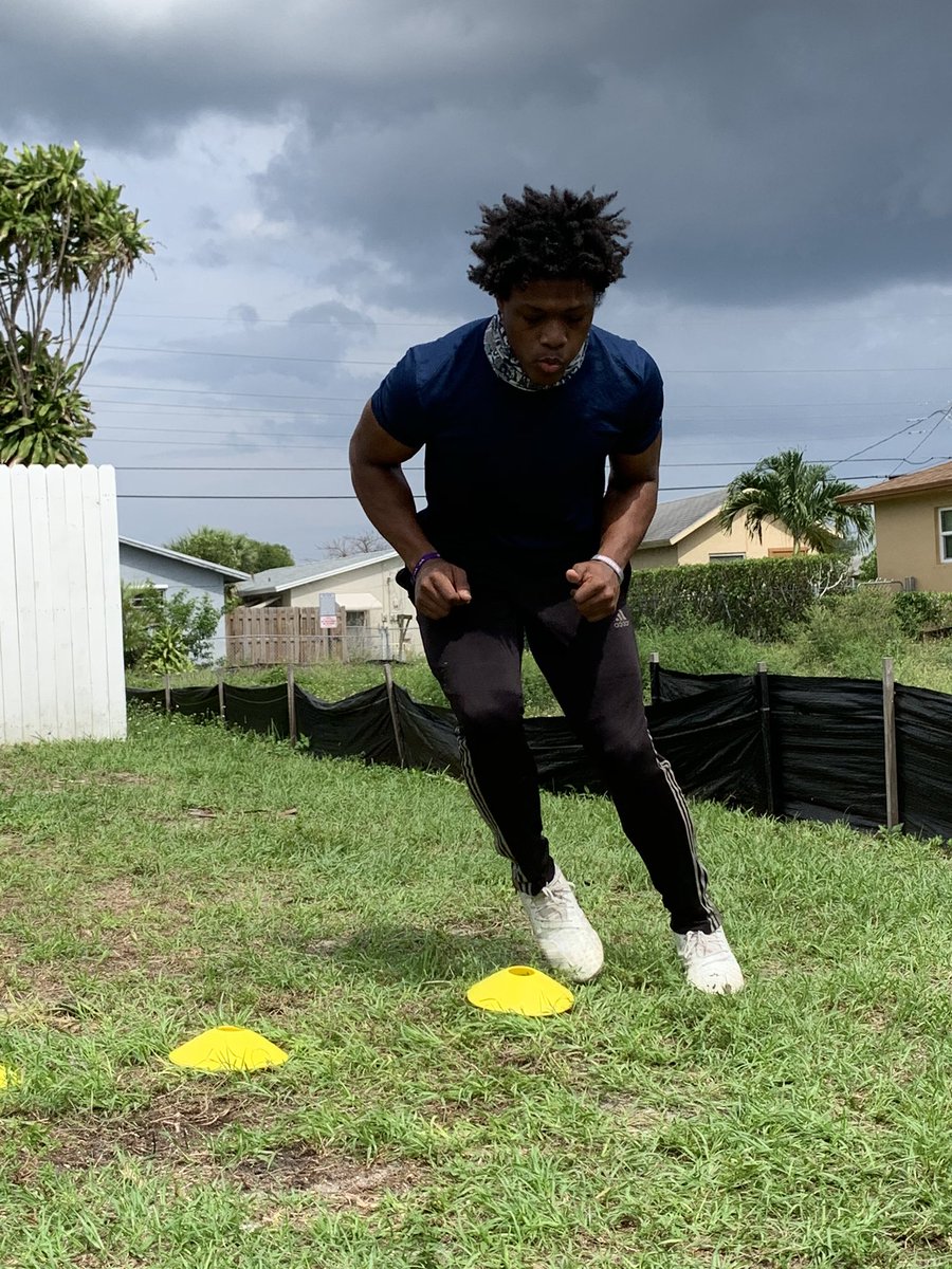 T2_boogie's tweet photo. Been on my grind errday🌴🏈 https://t.co/YUNXRDBnAN