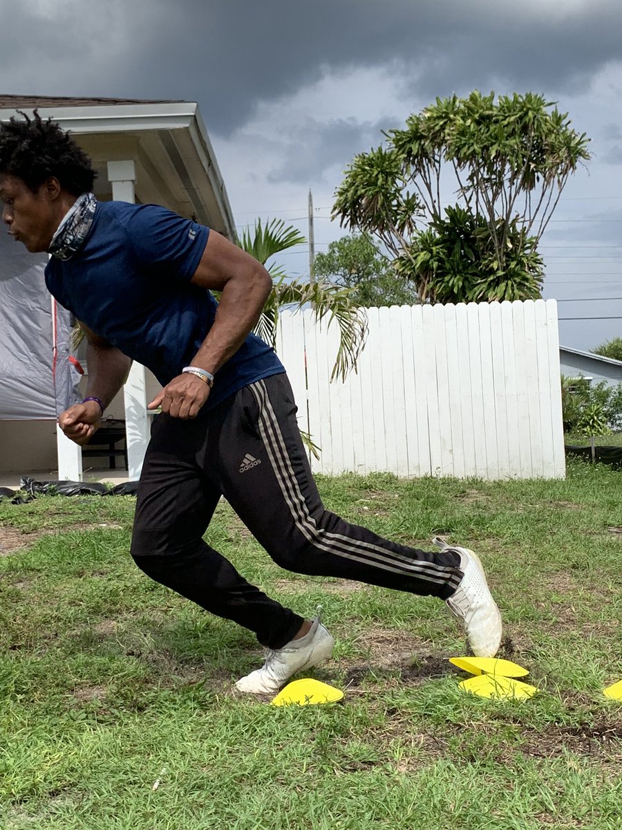 T2_boogie's tweet photo. Been on my grind errday🌴🏈 https://t.co/YUNXRDBnAN