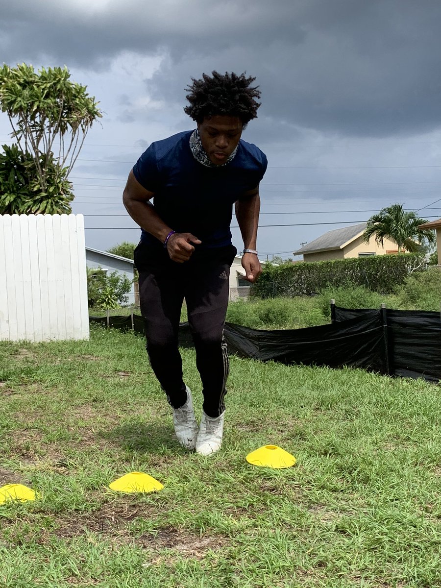 T2_boogie's tweet photo. Been on my grind errday🌴🏈 https://t.co/YUNXRDBnAN