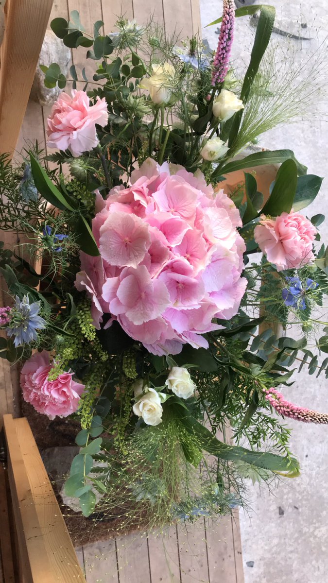 CorinMac_'s tweet photo. Dreamy bouquets this week 💖🦋 https://t.co/BrRHEMb5HX