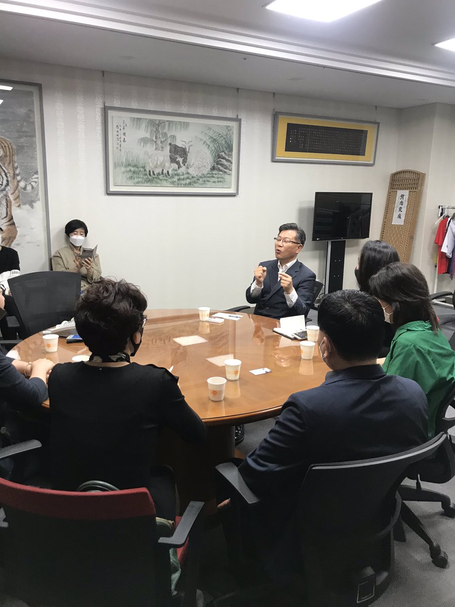 guidingdog's tweet photo. 26일 이양수의원은 동물활동가들과의 면담에서 ‘개식용금지법안’은 소관부처가 찬성하지 않는데 국회가 추진하기 어렵다. 소관부처를 복지부등에 옮겨야만 가능하다는 요지의 의견을 주셨다. https://t.co/bovfvtkTqL