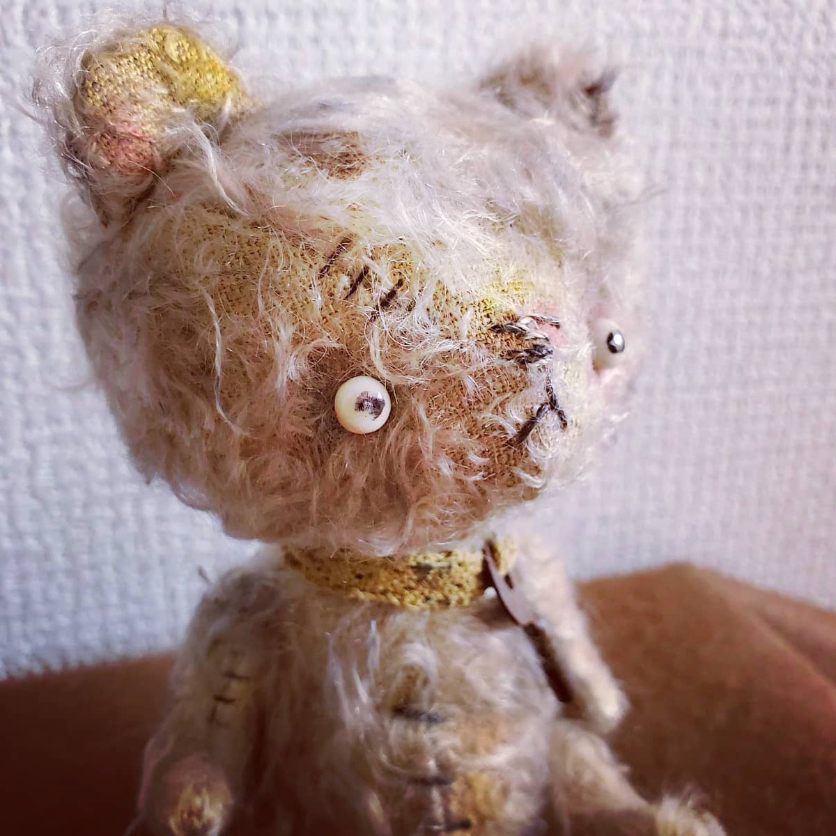 I Ppoたおか ボロベア やあ 僕ボロちゃん ズタズタのボロボロなんだ お家はゴミ捨て場だよ ご主人にお引っ越しの時に 捨てられたの でも泣かない すごく可愛がってくれたし ここには仲間も沢山いるんだ テディベア ドール ブライス