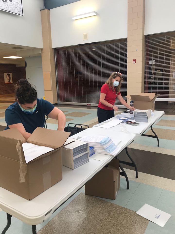 GoochlandGovtVA's tweet photo. Staff from Goochland County Economic Development, the Henrico EDA & Powhatan Economic Development came together today to prepare #ForwardRVA PPE Starter Kits for #RVA area small businesses.
#OneRegionRVA #GoochlandForBusiness #COVIDRVA https://t.co/4dVGSpdkfE