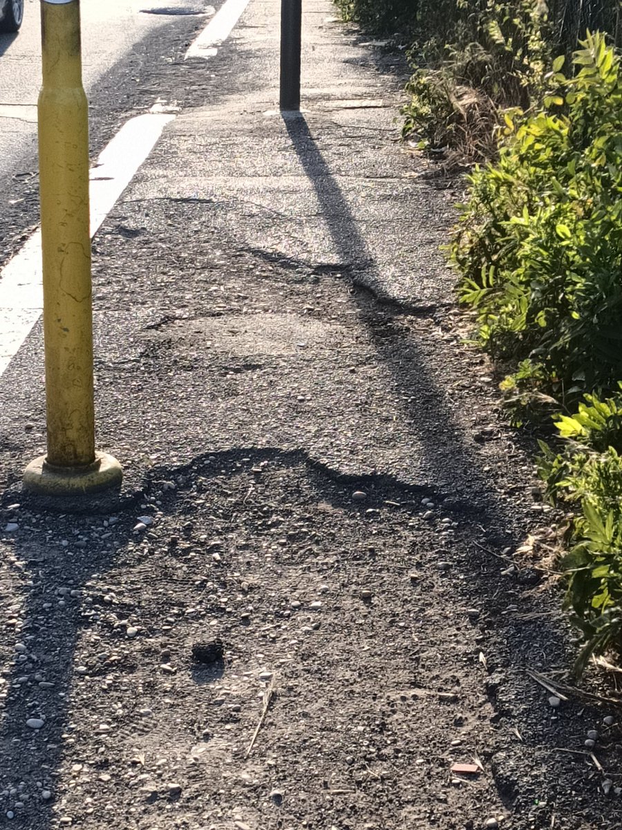 ntonio60's tweet photo. Attraversamento pedonale a #led Via di Pietralata angolo via Flora ottimo ma avremmo preferito anche marciapiede rifatto e sterpaglia tagliata @RobertaM5S 
@virginiaraggi 
@retake_c_rocchi https://t.co/tnHfm0vJZK