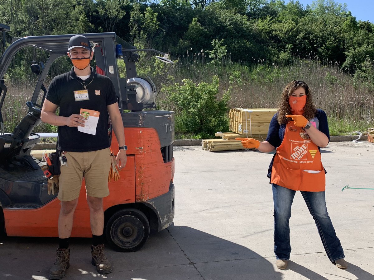 Seana_THD's tweet photo. DM @GardnerD187 giving some recognition to Jake and Sophia during her visit to #3867 this Memorial Day! It was great to have the extra helping hands :) #shepackeddowninlumber #pushedcarts #servicedesk #D187pride #3867pride @kelly_broyles @mr_marker10 @jonforeman35 https://t.co/a7PonSOufg