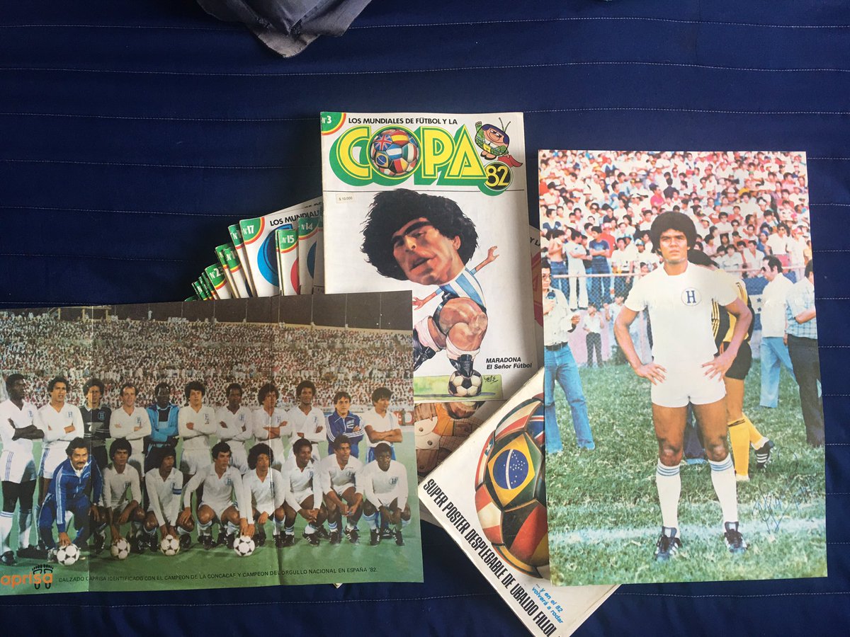 carlosteguz's tweet photo. Recordando al #MachoFigueroa en las #Copa82. Honduras salió en el tomo no. 36. Salían siempre esos dos posters; que casualidad que tenía que ser el crack de la H que debía salir 💪🏻. #RIPMacho. https://t.co/FaGMJECmgS