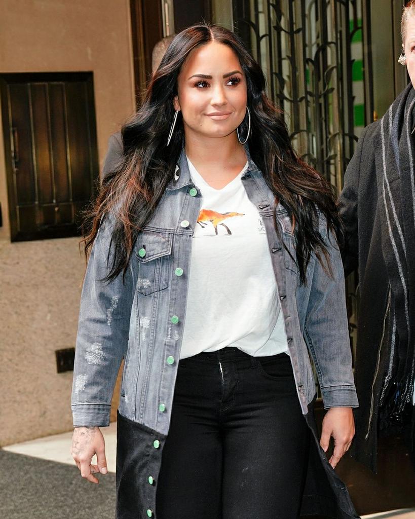demi lovato on the street; a thread