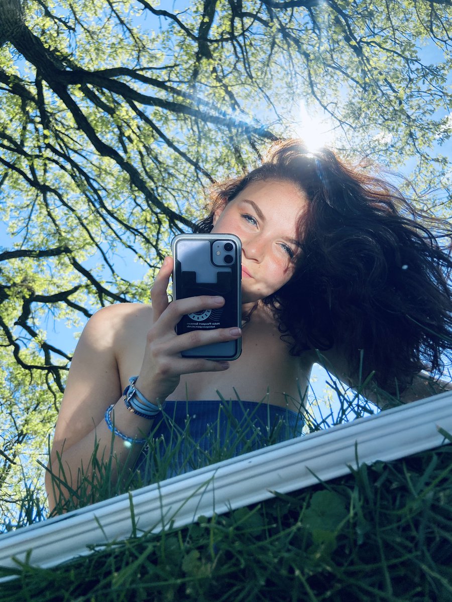 mollysuttonn's tweet photo. avi plus a few :)) https://t.co/p9OI79l7gN