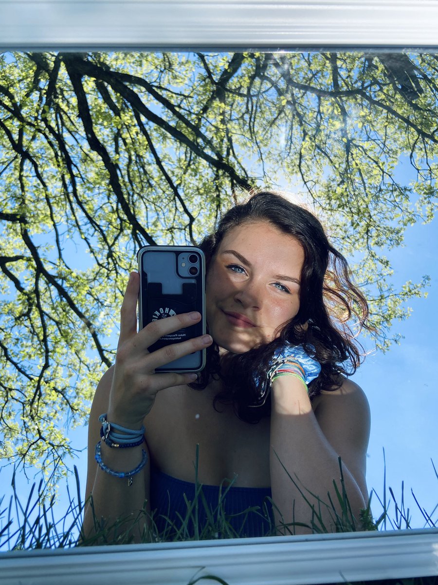 mollysuttonn's tweet photo. avi plus a few :)) https://t.co/p9OI79l7gN