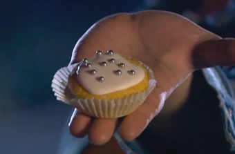 PeterTulf's tweet photo. @Emily_Rosina @LockdownWho @WhovianLeap @russelldavies63 @SaveDWC @DrWhoOnline 
My offering for today's whovian trivia: 10th Doctor and Rose with cupcake and ball bearings from "Fear Her" 🧁
#FestivalOfOfferings #DoctorWhoLockdown #DoctorsAssemble #DoctorWho https://t.co/Z2nIxo2uWv