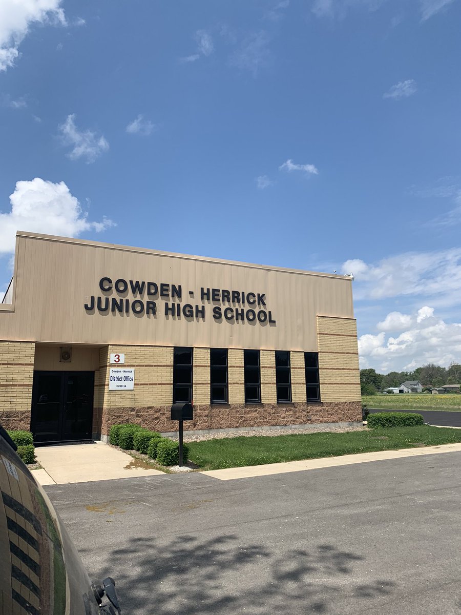 RinkelJeremy's tweet photo. Finished my chapter at CH and super excited for my new chapter at Vandalia #203 as a Curriculum Coach. It’s been a crazy end. Gonna miss my students and colleagues, but looking forward to new friendships and challenges. @vandals203 @jgarrison203 #roe3 #roe11 #teachbetter https://t.co/WPda4RroBG