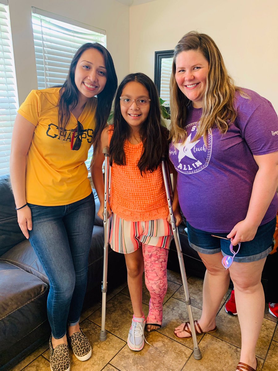 Ms_CortezL's tweet photo. Had an amazing time seeing our students smile!!😊 Dropping off a little gift 🎁 for them!! We did it partner 🙌 @MrsStokerCFISD 🎉🎉 @HemmenwayStreak https://t.co/SgkDAKVZpb