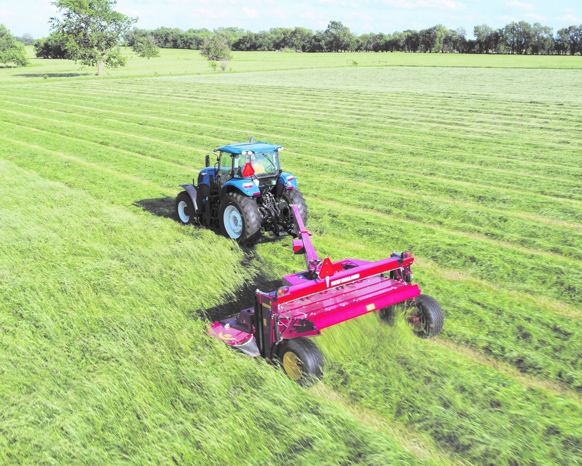 triagimp's tweet image. The best way to get faster-drying swaths and retain forage quality? Discbine® disc mower-conditioners from New Holland. #Discbine #Hay2020 bit.ly/3cGaYVr