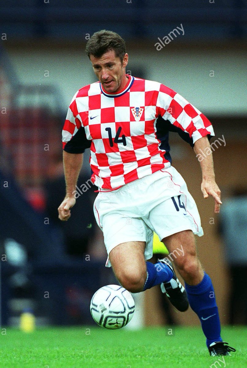 FerZaforano97's tweet photo. Arrancamos la relación con Nike.

Del 2000 al 2002 Croacia utilizaría una camiseta en la que el ajedrezado volvía en toda la camiseta, además se mantenia el cuello con la bandera.
Destaca detalles negros en el cuello, mangas y a los costados de la camiseta. https://t.co/bAqr7eWNpE