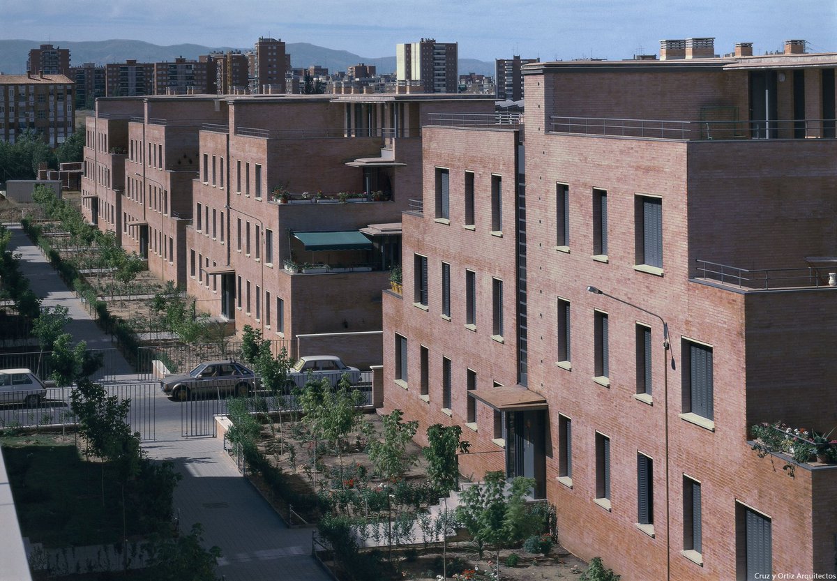Speedmaster72's tweet photo. #MiercolesEnladrillado 
Viviendas en Carabanchel (1986-1989), obra de Cruz y Ortiz. 

"Se intentó sustituir la rotundidad y la dureza que la situación periférica podría sugerir por una arquitectura más amable y atenta a una idea de confort entendido como atributo de lo doméstico" https://t.co/eq5cK6Ne43