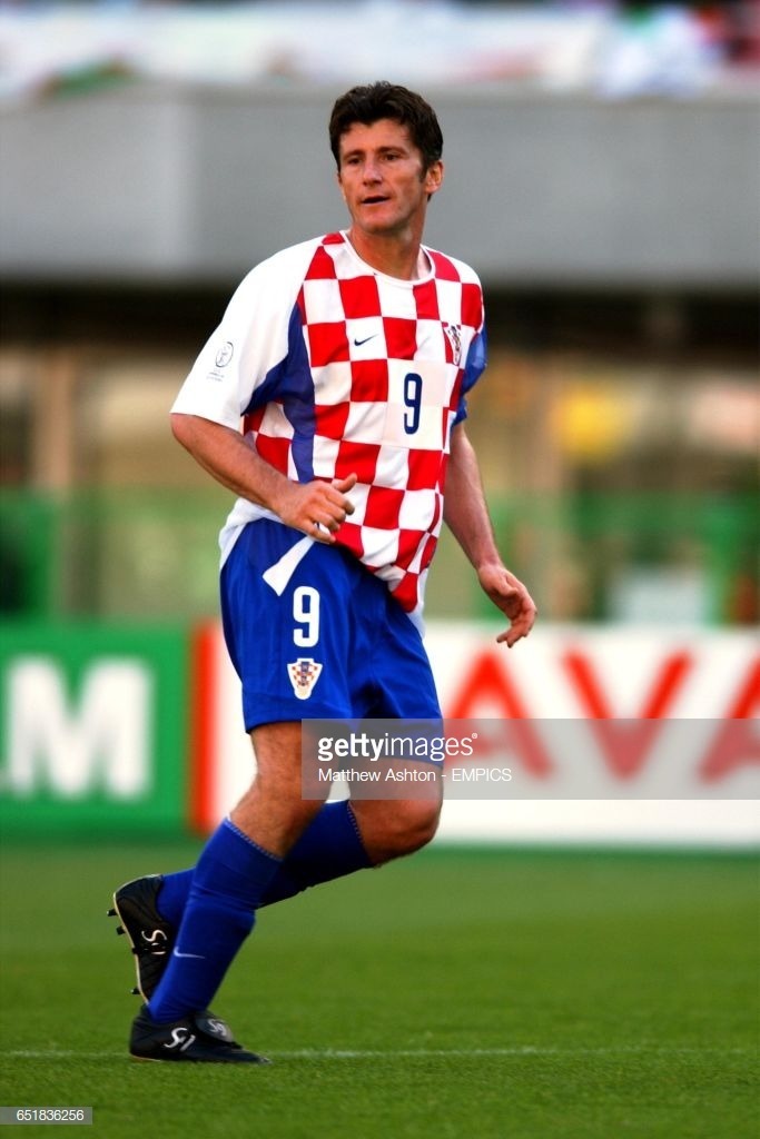 FerZaforano97's tweet photo. Para la Copa del Mundo de Corea-Japon 2002 el ajedrezado desaparecía de las mangas y parte de la espalda.
Además se le agregaban detalles azules en los costados de la camiseta.

En mi opinión, es de las que menos me gusta de todas las camisetas nike de Croacia. https://t.co/hJ0rMRTzVx