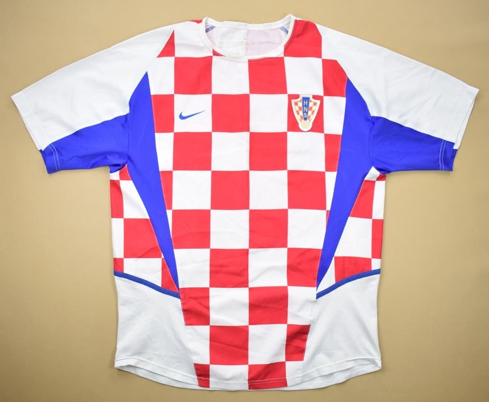 FerZaforano97's tweet photo. Para la Copa del Mundo de Corea-Japon 2002 el ajedrezado desaparecía de las mangas y parte de la espalda.
Además se le agregaban detalles azules en los costados de la camiseta.

En mi opinión, es de las que menos me gusta de todas las camisetas nike de Croacia. https://t.co/hJ0rMRTzVx