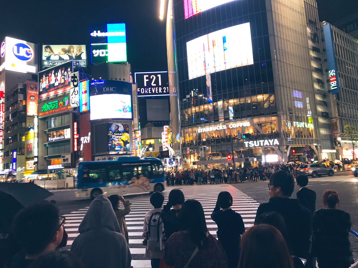 Day 54: still Japan-dreaming. The obligatory shot of the Shibuya crossing. Not that busy at that time of the evening thankfully   #Shibuya  #Tokyo  #Japan – bei  JR 渋谷駅 (JR Shibuya Sta.)