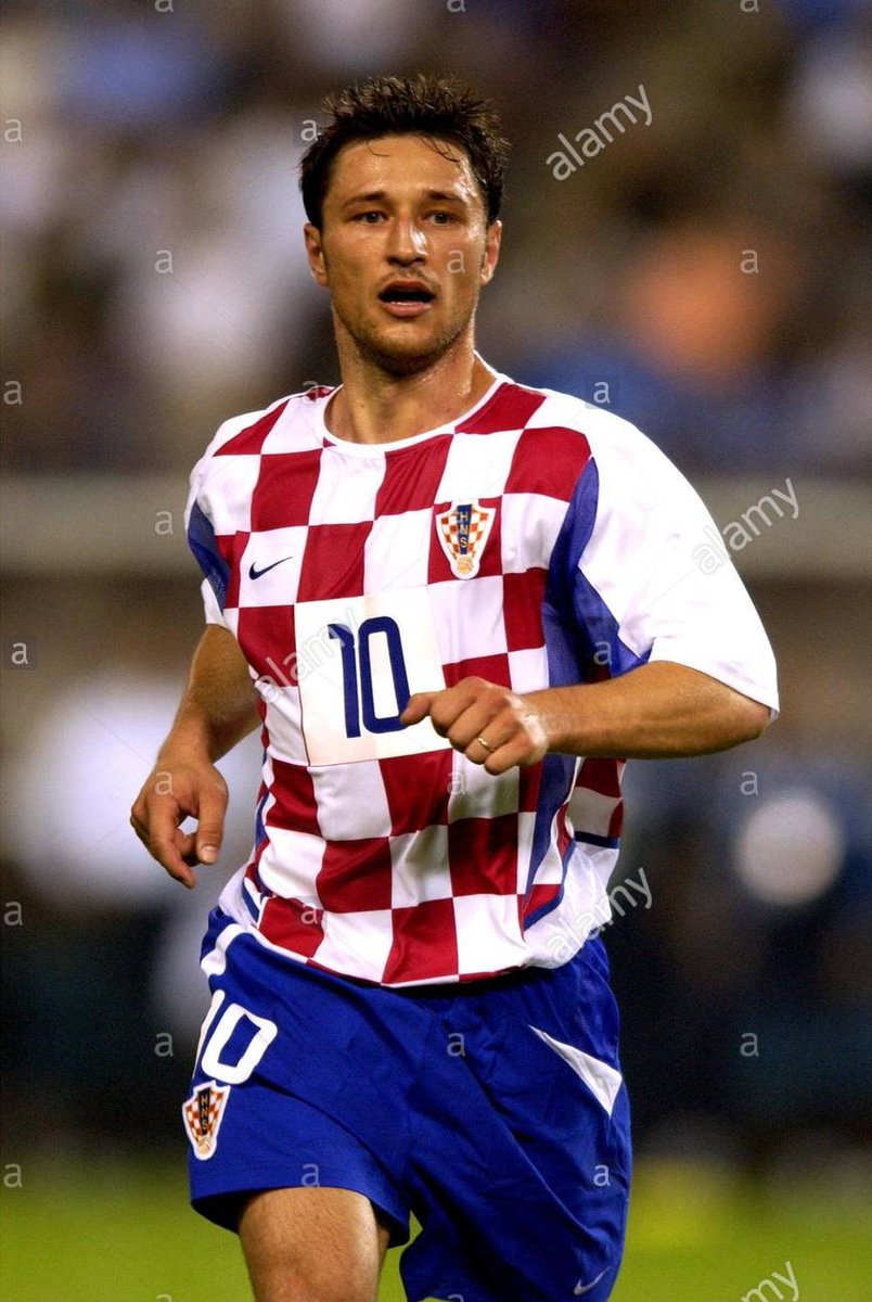 FerZaforano97's tweet photo. Para la Copa del Mundo de Corea-Japon 2002 el ajedrezado desaparecía de las mangas y parte de la espalda.
Además se le agregaban detalles azules en los costados de la camiseta.

En mi opinión, es de las que menos me gusta de todas las camisetas nike de Croacia. https://t.co/hJ0rMRTzVx