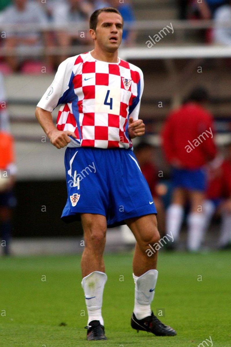FerZaforano97's tweet photo. Para la Copa del Mundo de Corea-Japon 2002 el ajedrezado desaparecía de las mangas y parte de la espalda.
Además se le agregaban detalles azules en los costados de la camiseta.

En mi opinión, es de las que menos me gusta de todas las camisetas nike de Croacia. https://t.co/hJ0rMRTzVx