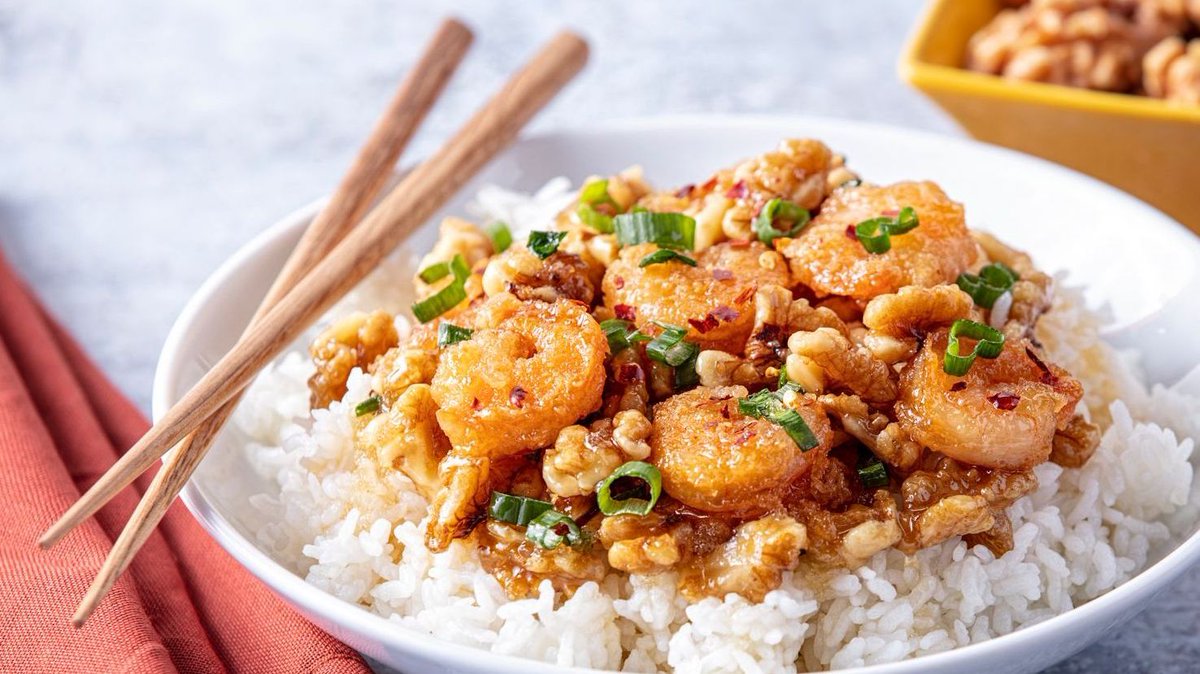 marianinut's tweet photo. Caramelized Mariani Walnuts with crispy honey glazed shrimp over white rice. Chopsticks optional. #marianinut #cawalnuts https://t.co/CQCRrFFfUK