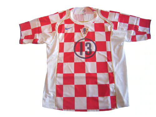 FerZaforano97's tweet photo. Para la Eurocopa de Portugal 2004 la camiseta abandonaba los detalles azules en gran medida aunque el blanco pasaría a tomar mas relevancia en el costado de la camiseta.
Además se le agregaron finos detalles en dorado.
El circulo de numeracion en el pecho rompía con el ajedrezado https://t.co/hGSgmkcRZf