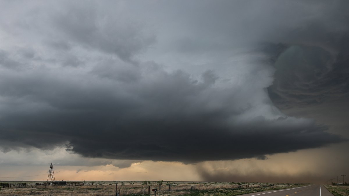 640pm MST The updraft has now taken effect, pulling in dust in its inflow and pushing up through several layers.