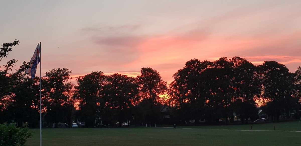 Julie1968Rush's tweet photo. Sunset over Suffolk 
#stowmarket #recreationground #sunset https://t.co/U4AJMOsx9F