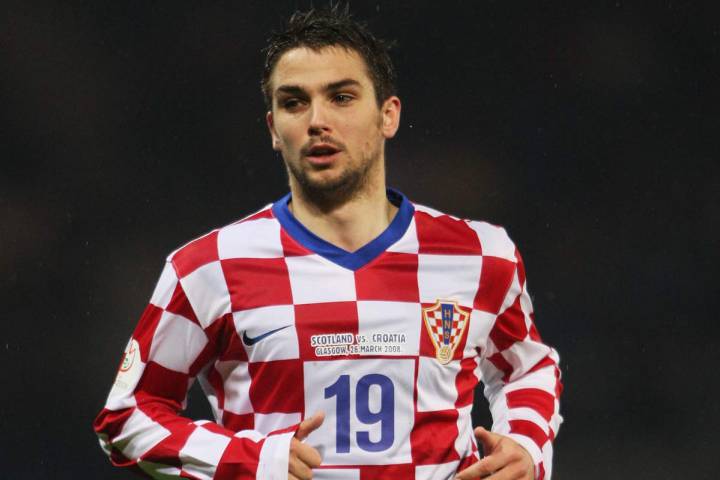 FerZaforano97's tweet photo. Del 2008 al 2010 Croacia volvía al ajedrezado de forma completa en la camiseta.
Destacaba el cuello azul y el ajedrezado presente en las medias.
Además de que el cuadrado blanco en la parte frontal de la camiseta del tamaño de 4 cuadrados del ajedrezado. https://t.co/8dtkBY1NJH