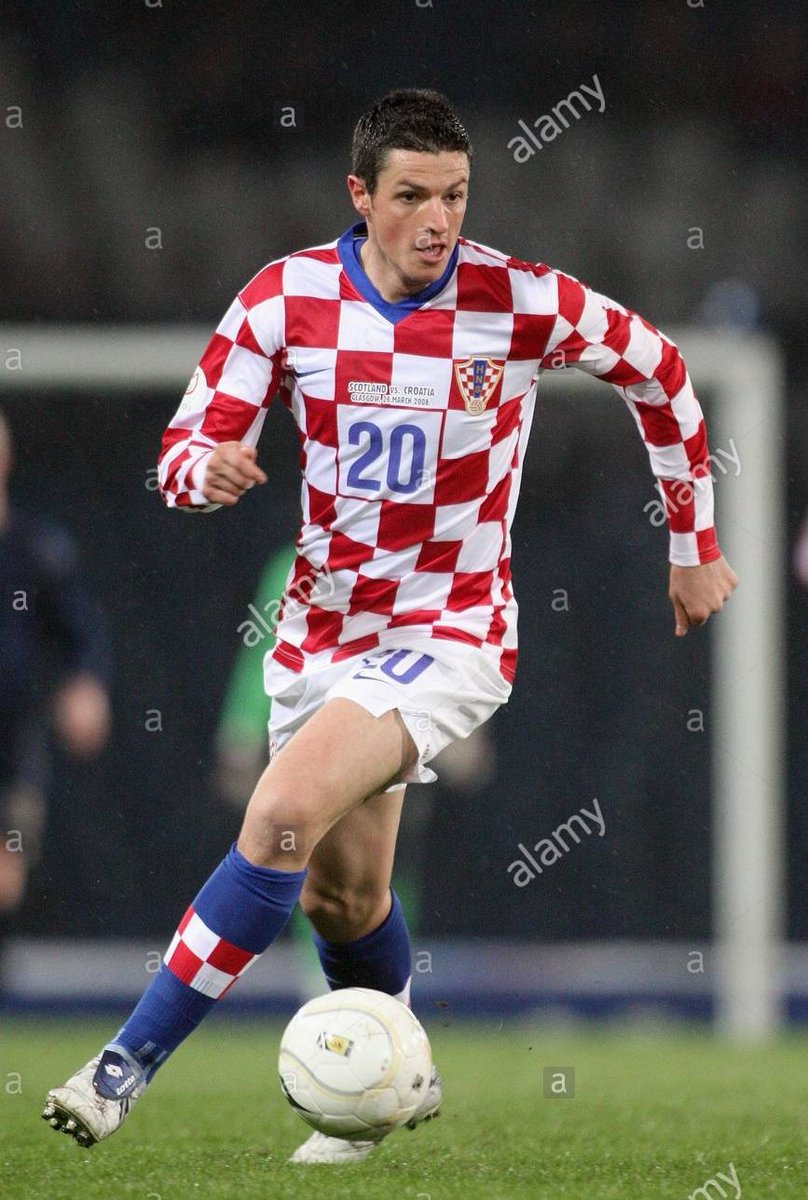 FerZaforano97's tweet photo. Del 2008 al 2010 Croacia volvía al ajedrezado de forma completa en la camiseta.
Destacaba el cuello azul y el ajedrezado presente en las medias.
Además de que el cuadrado blanco en la parte frontal de la camiseta del tamaño de 4 cuadrados del ajedrezado. https://t.co/8dtkBY1NJH