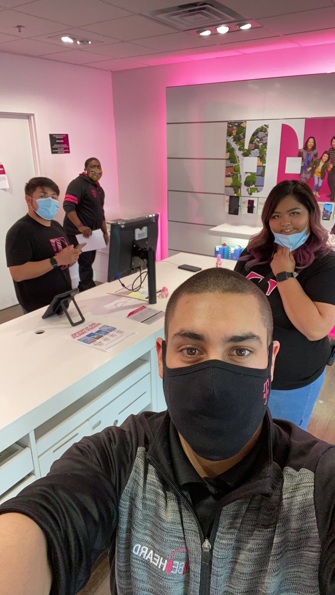 M1_Bobby's tweet photo. @MobileOneLLC @KevinRickertM1  Kiest ready to assist any customer! https://t.co/mg1XZSHZFT