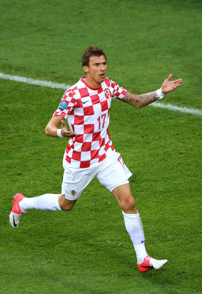 FerZaforano97's tweet photo. Del 2012 al 2014 Croacia utilizaría una camiseta que dejaba un espacio en el frente para una numeración de color rojo.
El ajedrezado se hacia presente en los cuadrados de color rojo.
Además el ajedrezado en las mangas era de menor tamaño al del resto de la camiseta. https://t.co/RlkC8uY4RP