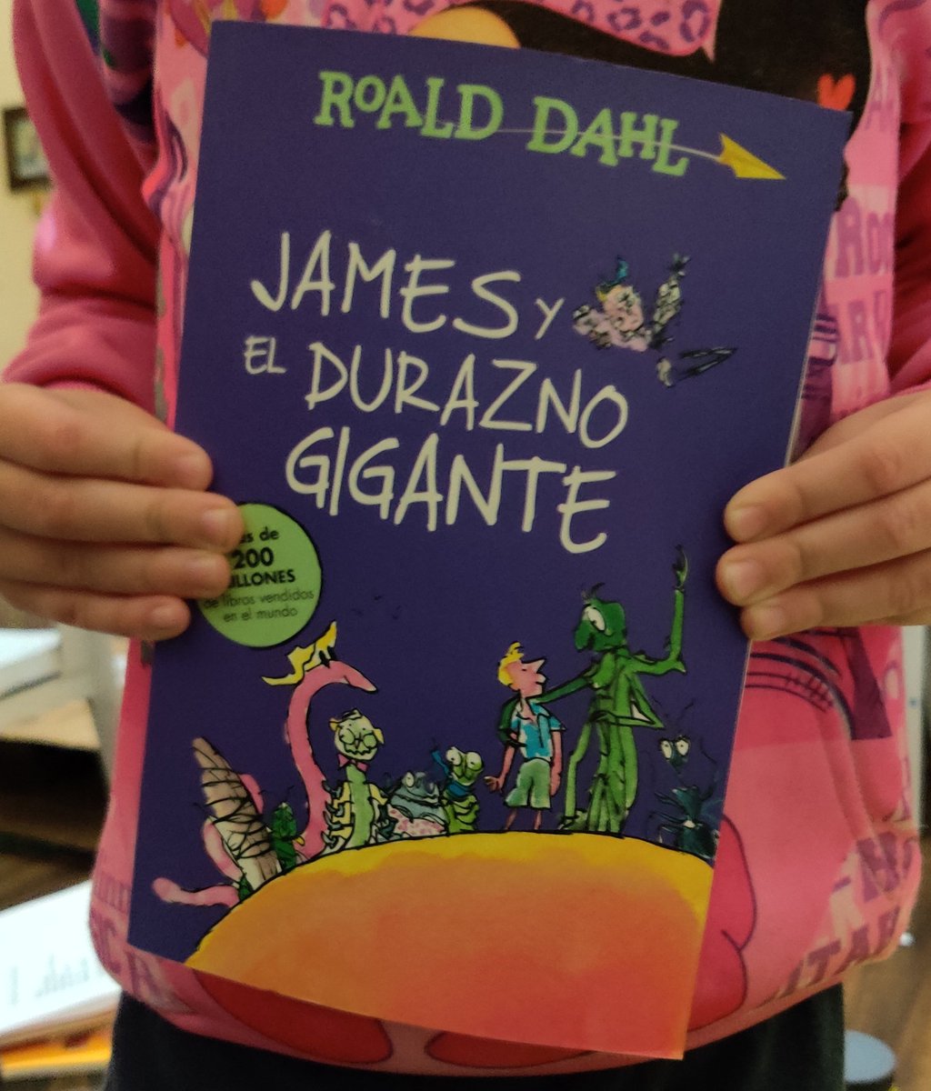 Una_Magui's tweet photo. Estaba escuchando James and the Giant Peach y se me ocurrió probar de leérselo a mí hija de 5 años... Fue un éxito! Lo leímos todo a lo largo del día. Nada como la inventiva de Roald Dahl. Lo leyeron? Es mi recomendación para #mayodelecturas
Feliz día del libro! https://t.co/03wqxpSx76