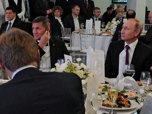 Comaaz's tweet photo. @Metalman070 @itsJeffTiedrich @realDonaldTrump Dec 2015 Flynn takes a paid engagement at Russian State TV dinner and sits beside Putin. ANY investigation that ensues = warranted. Flynn is paid $45k and fails to disclose on financial disclosures... I would be worried if the Obama administration did not investigate #GateClosed https://t.co/WFgfR2Bjx5