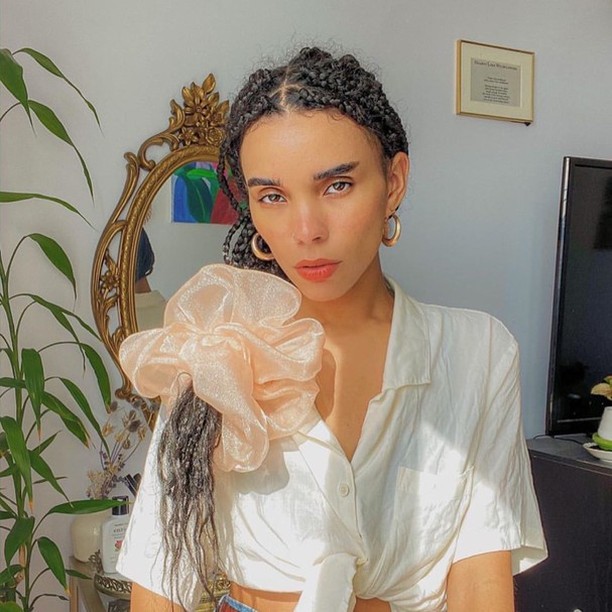 moda_it's tweet photo. Alerta trend: você conhece o #scrunchie? Esse #acessório bombou nos anos 80 e agora voltou a ser usado pelas fashionistas! 🔙 ​ ​Que tal incluir em algum dia da semana pra um visual mais impactante? 🤩 📷 @roomshopvintage https://t.co/sbHkbfekFX