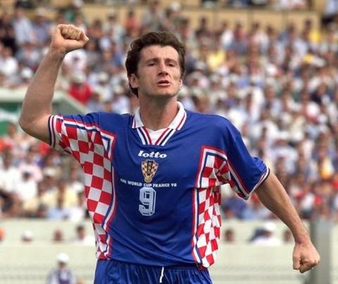 Fer_MLS on Twitter: "Entre al 2015 Croacia uso que recordaba aquel uniforme alternativo blanco de la Eurocopa del 96 pero el azul remplazando al blanco. https://t.co/5WchxSCIYM" / Twitter
