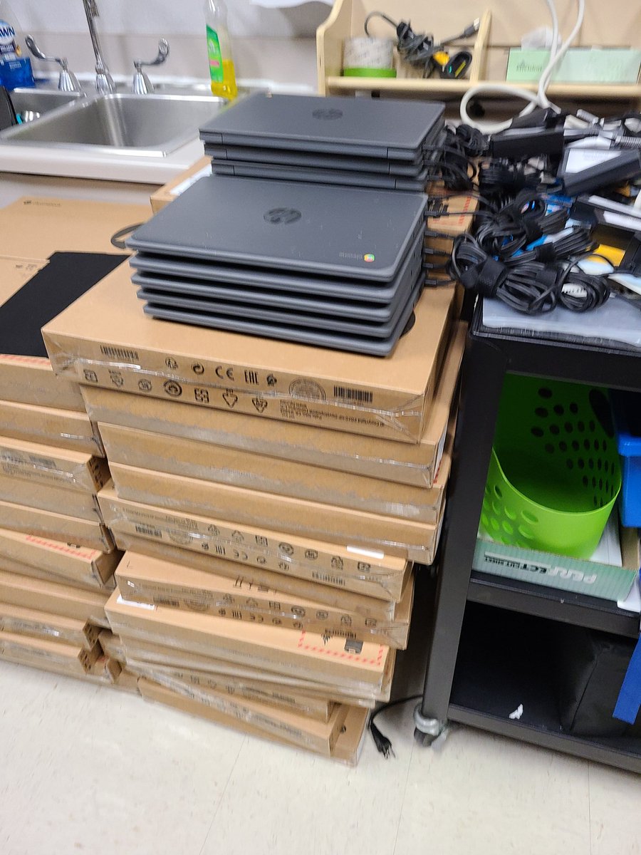 MatturroMEd's tweet image. Teamwork makes the dream work....big shout out to @memkesler for helping get these Chromebooks ready for VSS!!! #myadminrocks
